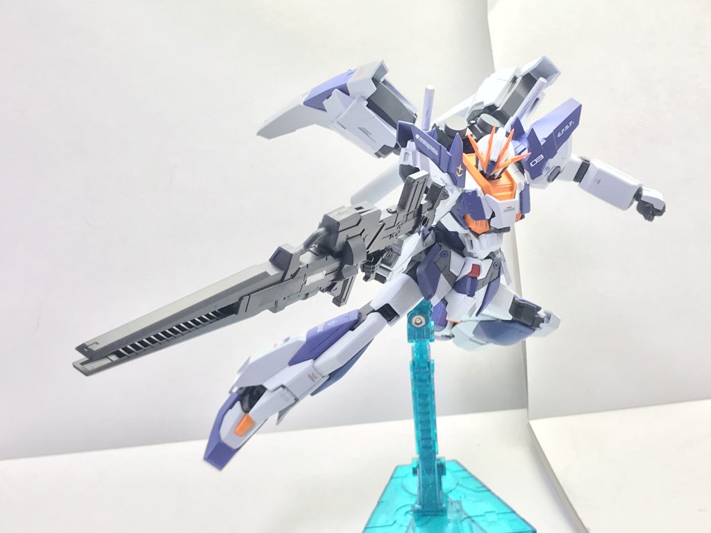 強化型ビームライフル。ジェガンタイプのライフルに追加ユニットを配したもので、元はグスタフ・カール用に試作された装備であるが、共通規格であるため本機での運用にも支障はない。アームド・アーマーBSの運用データがフィードバックされているため高い収束率と命中精度を誇っているものの、二個のエネルギーパック全てを使い捨てるバーストモードではメガ粒子砲に匹敵する威力を発揮するが、代償としてバレルが融解する欠点を抱えている。