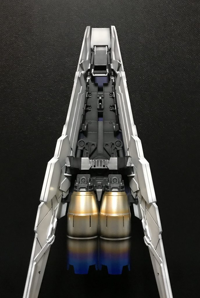 個人的にガンプラに金属感を表すのは好みではありませんが、今回の製作では加工は最小限にして、その分アイデアを練り上げました。
チタンマフラー化、うまくいきましたね(笑)