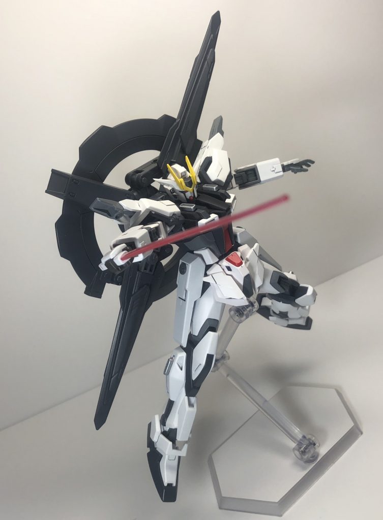 ーーーーーーーーーーーーーーーーーーーーーーーーーーーーーーーー
武装解説：強化型ビームサーベル

基本兵装として左サイドスカートに１本格納。
柄は通常のものより大きめになっており、より強力なビーム刃を形成することができる。
ーーーーーーーーーーーーーーーーーーーーーーーーーーーーーーーー

サーベルの柄にはシナンジュのパーツを使用しました。そのためSEEDシリーズのキット付属のサーベルよりもひと回り大型になっており、「強化型」という言葉に説得力を持たせています。