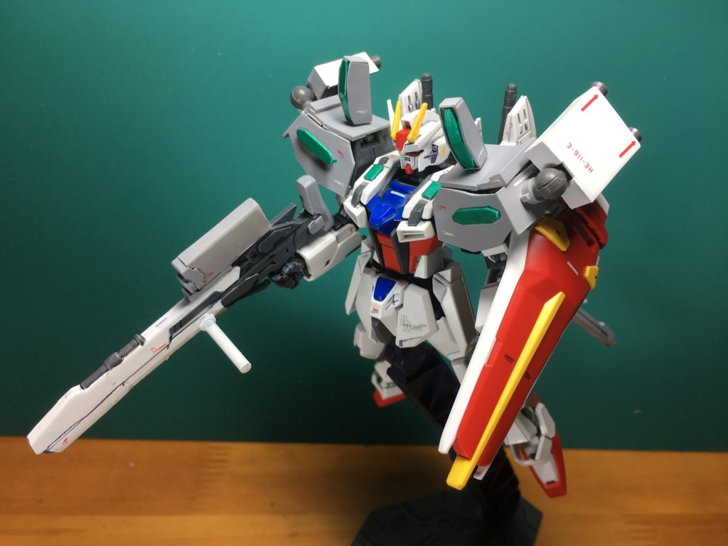 　3機目はコズミックストライカーである。無人自立行動型戦闘機として運用することが可能である。各所に搭載されたセンサーにより情報収集を行う。携行するツインビームライフルは、センサーで取得した情報により高い射撃精度を実現している。