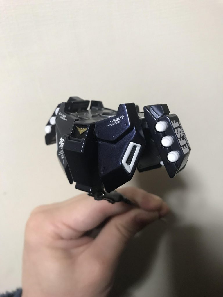 腰部です。デカールを多目に貼りました。