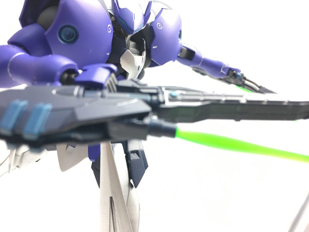 「サラスヴァティマルチライフル」
本機の高い機動性を活かす遠近両用の武器
ピンポイントで収束させたビームは相手の装甲を融解させる程の威力。