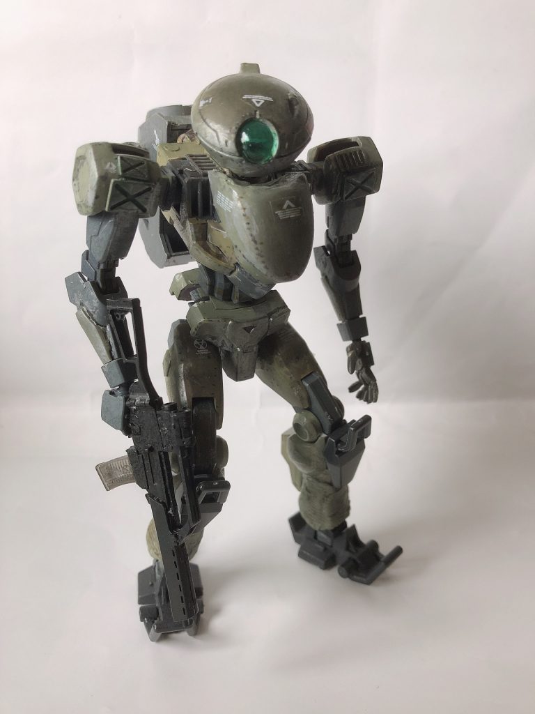 最近販売されたキットを使用しているため
よく動きます。作成にあたって映画世界侵略ロサンゼルス決戦のエイリアンを参考にしました