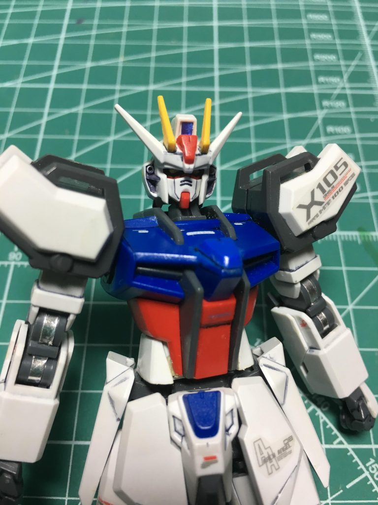 　頭部は側面の合わせ目を消しました。先にフェイスを塗装して組み込んでから接着しました。もちろんバルカンはピンバイスで開口。頰当ては接着前に鉄ヤスリで削りこみ、フェイスがより見えやすくなるようにしました。

　胸部にはビルドブースターで余るB3番パーツのピンを切り取り、裏面を整形して流し込みセメントで接着。ラインどりを変化させました。

　ヒジ・ヒザ関節には、現物あわせでだいたい2mm幅に切り出したホイルシールの余白ならぬ余銀を貼り、アクセントにしています。