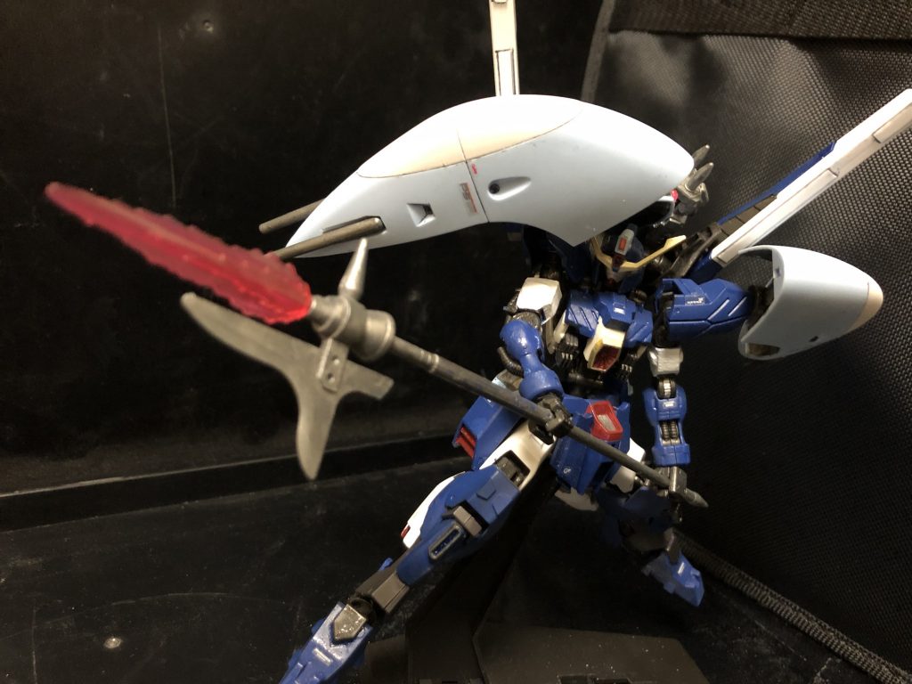 アウル「そんな攻撃当たるかよ〜!」
oyz「囲まれた時は手持ちの武装のスプレーミサイルガンが有効だ!」
アウル「コレってオリジナルの武装じゃん。なんで付けたのさ?」