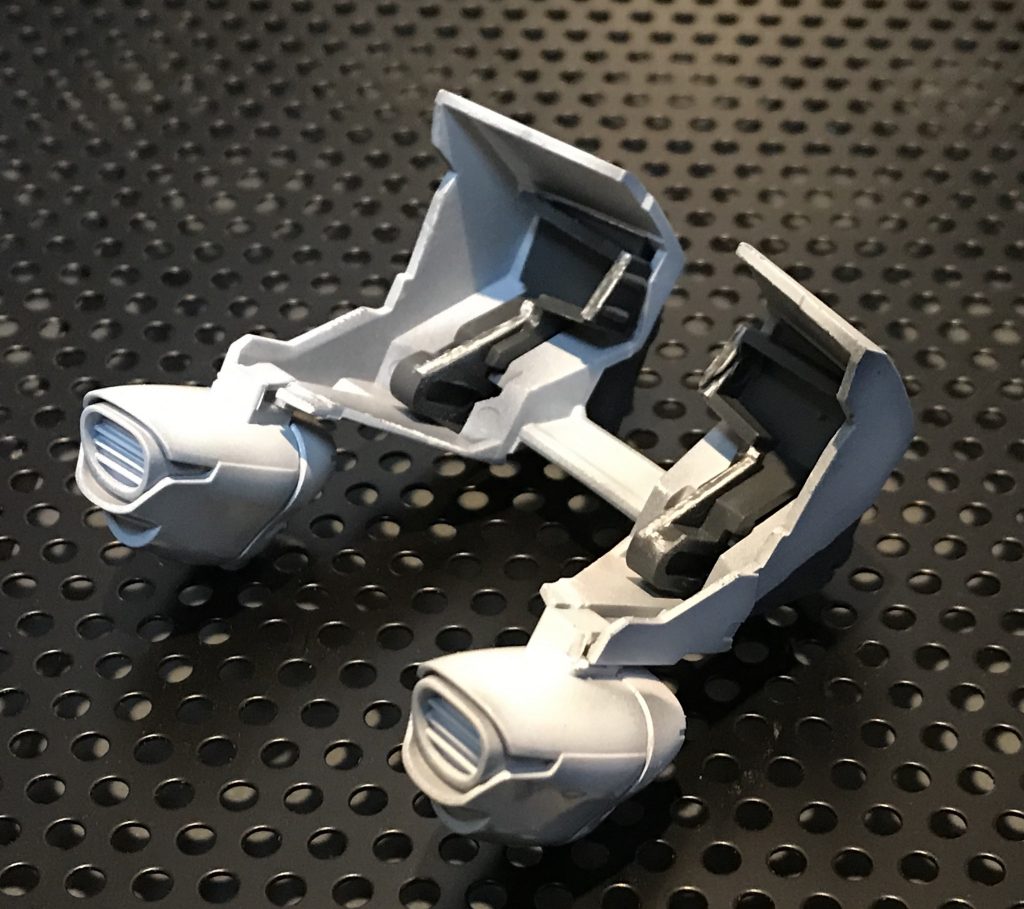 胸部のパーツはそのまま付けると隙間が大きいので裏側をカットし加工しました。
ミサイルポッドも頭部に近すぎるので、左右を入れ換えてスペースが空くようにしました。