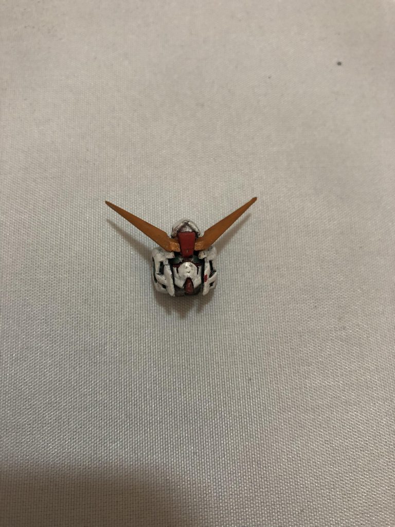 顔です。ヘッドギアは00ガンダムですが、中身?とブレードアンテナはデスティニーです。ヘッドギア内部をヤスリでガリガリと削ってサイズ合わせました。一番めんどくさかったですね笑