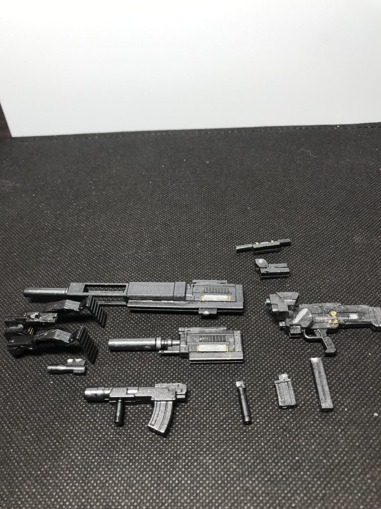 ライフルの分離はこんな感じになってます!マガジンも2種類あります!あとスコープも自作です!