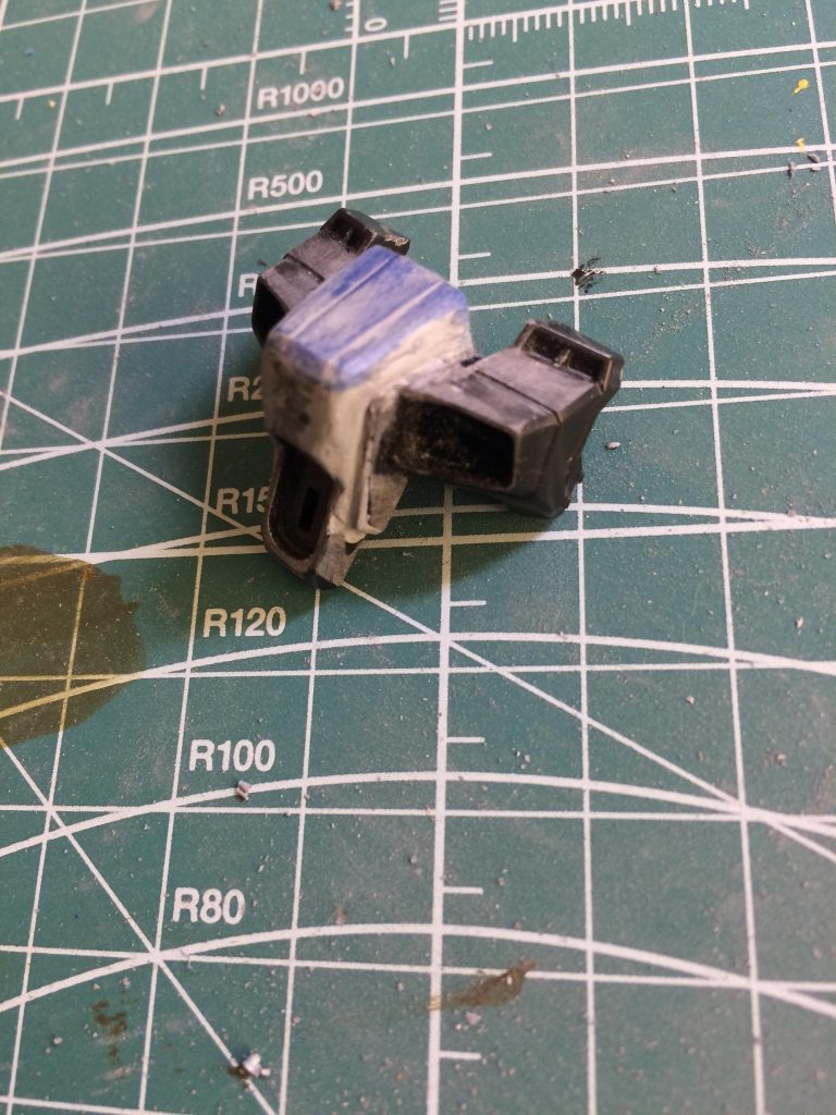 パテで工作した場所は足の裏やブレイドなどの肉抜きを埋めてボディにRGデスティニーのパーツを付けてその隙間をパテで埋めました。