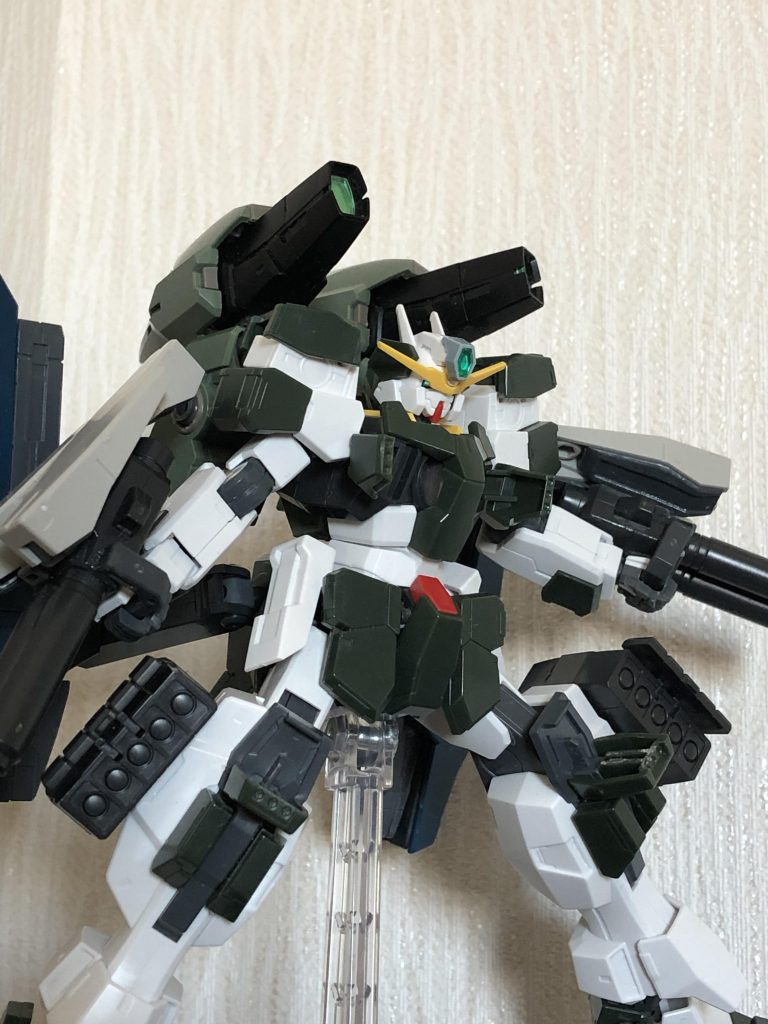 GNミサイルと通常ミサイル。GNミサイルはサバーニャと同じ物だけど胸部と膝部にしか装備されてない。通常ミサイルは弾頭の中にマイクロミサイルが入って降り任意のタイミングでばら撒きが可能で面制圧がしやすいかな?