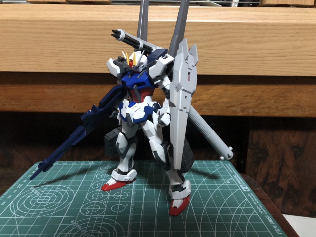 ということで、ちょっとシンプルな武装に...追加装備で汎用性を上げようかなと。で、あれこれしてるうちに私オリジナルのSEEDの外伝設定を思い出しまして、3号機作ってないしこっちの世界観で製作変更するようになりました(^^)