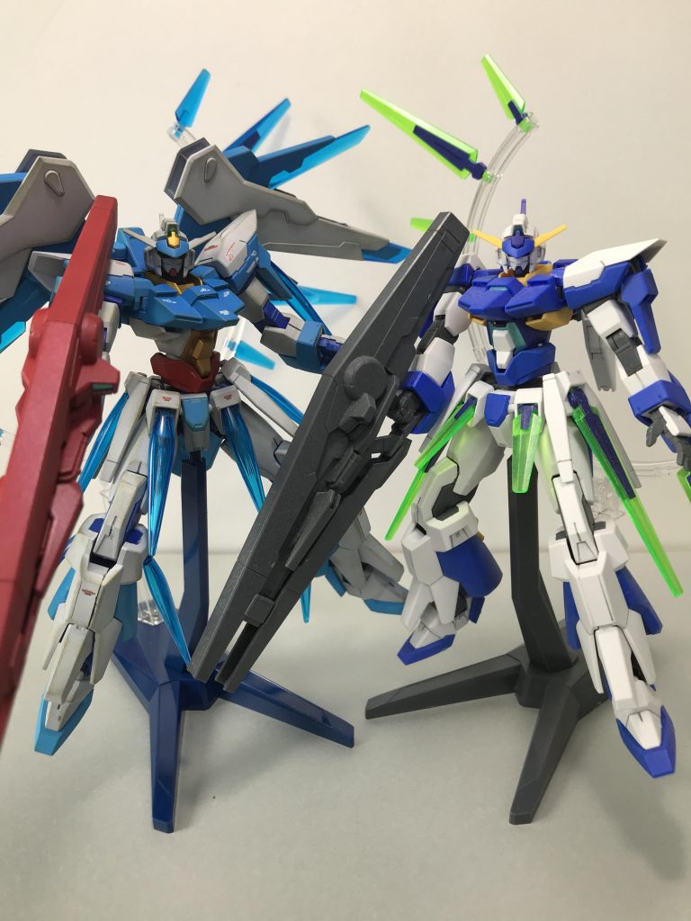 塗装をやり始める前に製作したノーマルのAGE-FXと並んで。デカール貼ったり汚しを入れたりしてだいぶ印象が変わりました!