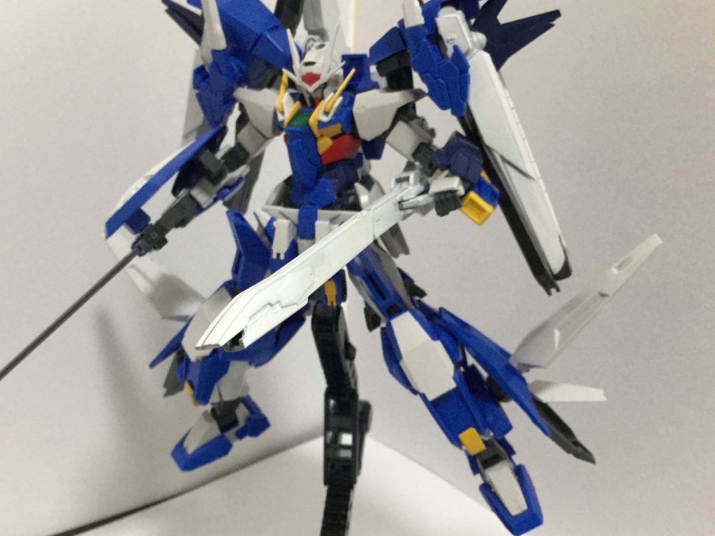 バスターライフル(左)とレールガン(右)
こちらは1つのバスターライフルのパーツが破損してしまったので片方は他のパーツを使い、左右で別々の武器になっています。