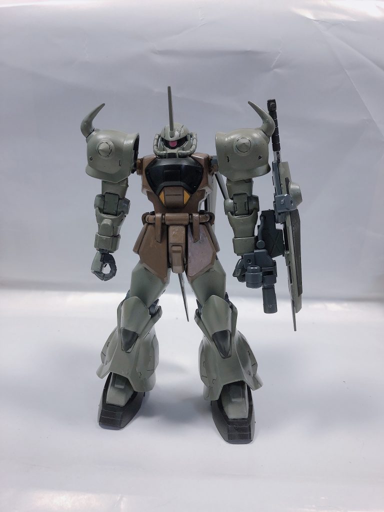 前
カラーリングはグフフライトタイプのカラーで胴体はウッドブラウンに少し黒を混ぜて前青色だったところはグレーに