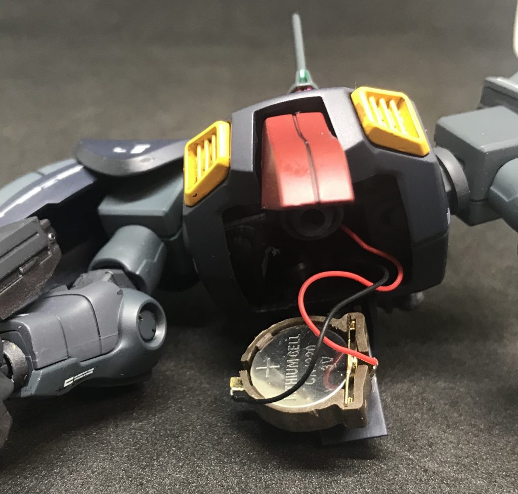 電池は胴体に内蔵しています。