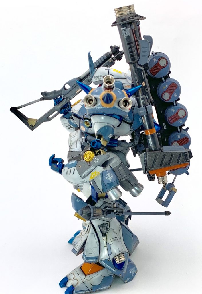 背中にはバズーカ、ライフル、自作したチェーンマイン用バックパックを装備。