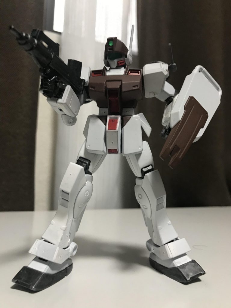 ロングレンジ・ビーム・ライフルは容易に着脱が可能で、機体自体の機動性を殺さない運用が可能。