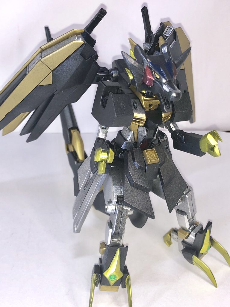 王獣『ダイリュウガー』
ダイガオーの胴体と両腕になります。
材料はフリーダム+ZZ+ジーエンアルトロン+ダナジンです。ドラゴンの頭は近くのスーパーのお菓子売り場で売っていた食玩のを使用してます。あそこはたまに掘り出し物のパーツがみつかるので皆さんも是非寄ってみてください。子連れのお母さんに冷ややかな目で見られる事もありますがおススメです。
あ、後ドラゴンの口の中にZZのハイメガキャノン埋め込んでます。やっぱ竜は口から火を吹かないとね。