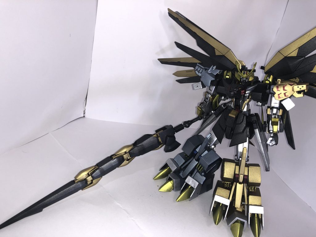 『ガオウランス』
最後はコレ。余った尻尾を槍にしてみました。相変わらず大きくて重くて単体で支え切れない…。でも長い得物でサンライズ立ちはやっぱロマンですよね。