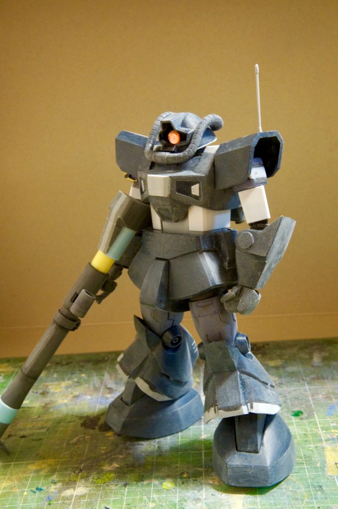 二の腕、胴体は新造。スネの装甲は延長してあります。あまり動かしてませんが
モノアイも可動します。