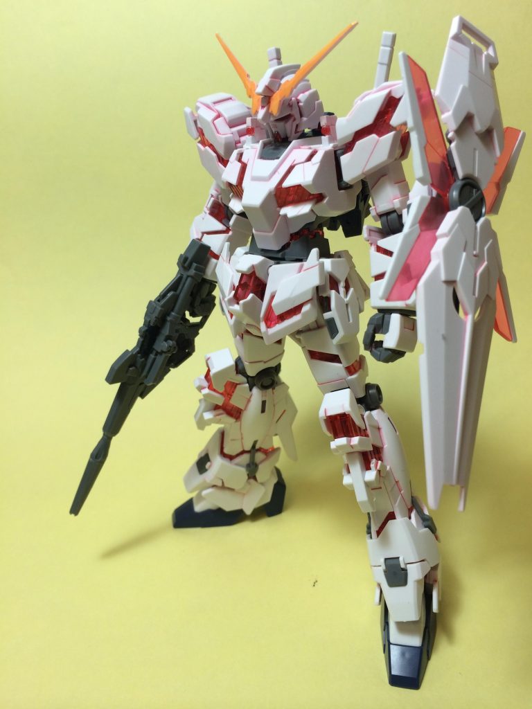 もう戻れない在りし日のユニコーンも…
リアルタッチマーカーのピンクでスミ入れし、乾燥後メラミンスポンジで磨いてつや消し仕上げにしていました。
あと、シールドのX状のパーツは白いパーツが透けて見えて違和感があったので、改修しています。