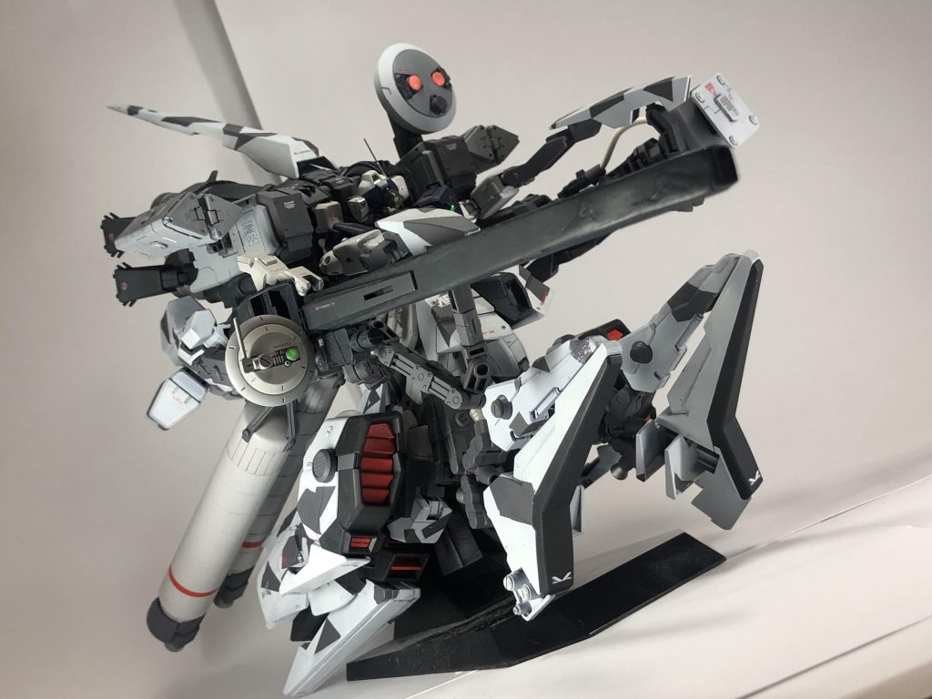 「OKです!!」
アナハイムからの出航の整備士の声が聞こえた。
「しかし、ほんと重装備だよね〜?こう言うのって、だいたいガンダムって言うMSなんじゃ無いの?依頼主もケチだよね、ガンダムぐらい送ってこいっての!」
エリンが愚痴をこぼした。
確かに、オレもガンダムの伝説ぐらい知ってるさ。
ガンダムの力と恐ろしさもな。
「‥ガンダムに縁が無かっただけの事さ。それに
オレにはこの相棒(ジムスナイパー)がいるしな。」