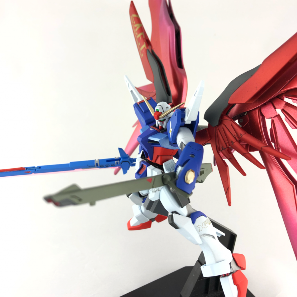 デスティニーガンダム。
当時小学生だった僕にかなり衝撃を与えたモビルスーツでした。
演出、造形、配色。全てが内臓にチャクラがほとばしるような運命を感じるくらいの衝撃でした。
とても思い入れがあるキットであり、何年経っても作りたくなるので時々自分の当時を振り返るような気持ちで作りました。
HGCEの発売が楽しみです。