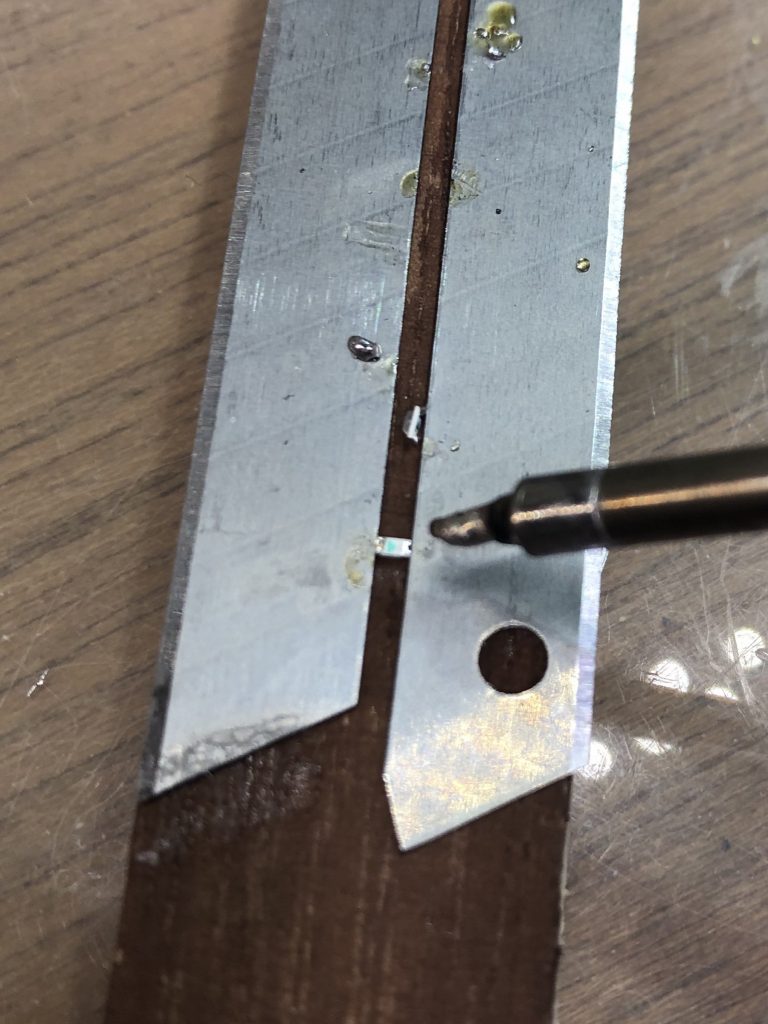 LEDのはんだ付け中
1mm位のチップLEDを使用しています