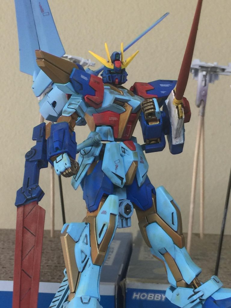 ビルドストライクギャラクシーコスモス・
ブルー
正面 アピールショット!
本来 本体の 薄いブルーは
もう少し 白色を 混ぜて
もっと 薄いブルーに する予定でした。
また ギャラクシーコスモスの
方は ビルドストライクガンダムの
肩のパーツが ボーナスパーツで
入っていたので 左肩に ビルドストライク
ガンダムの肩にして
左肩は ビルドストライクギャラクシーコスモスガンダムの肩にしました。
一応 左肩は 太陽エネルギーを
集める パーツです。
また 右腕に ビルダーズパーツの
大型ソードを 装備しました。