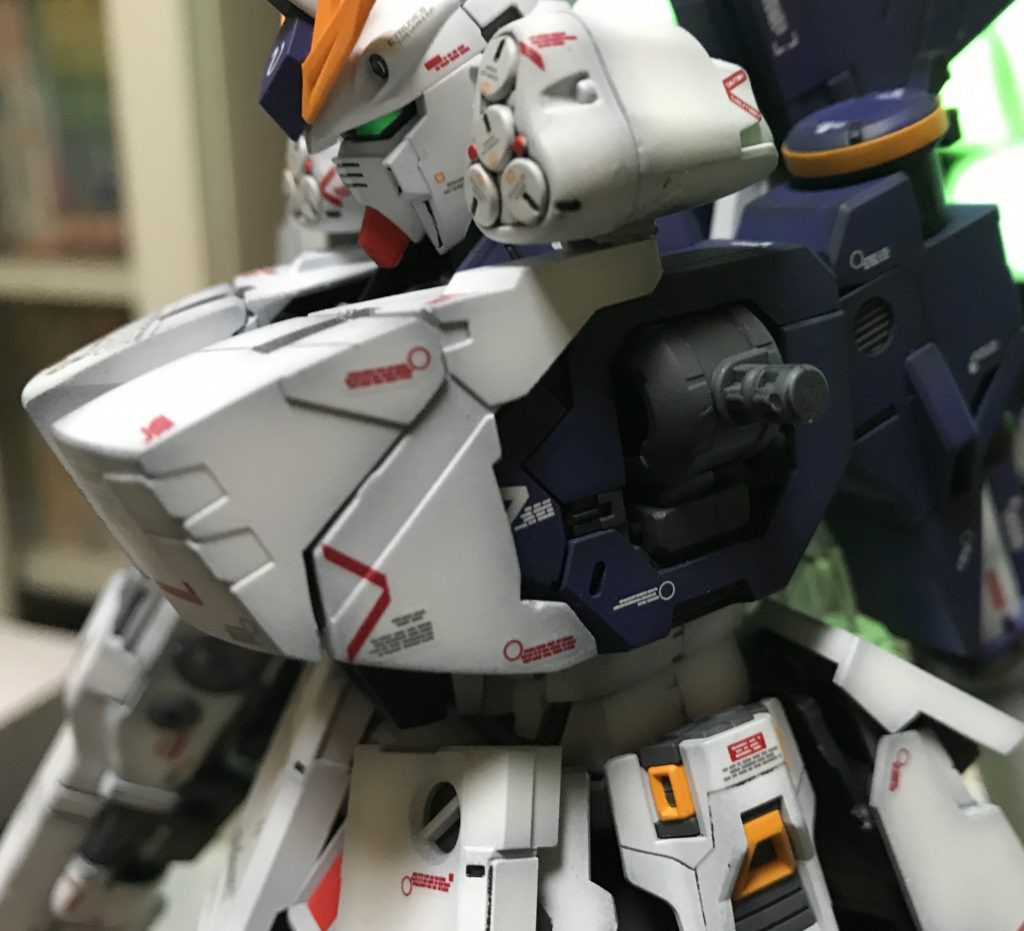 メガシールドはとてつもなく重く、垂れ下がってしまう為、左側肩関節は接着しました。
その他関節部も強度アップをして、素立ちでも仰け反らないようにしました。
これが一番効果が大きかったですね!