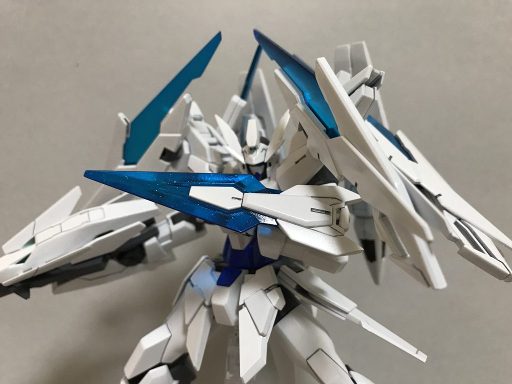 シグルシールドのブレードはSV.ver付属のものではなく、ガンダムベース東京で販売されている「ガンダムAGE-IIマグナムダイブイントゥディメンションクリアバージョン」の余剰パーツに交換しました
ラメが入っているのでキラキラ反射してとても綺麗です
結構気に入ってます