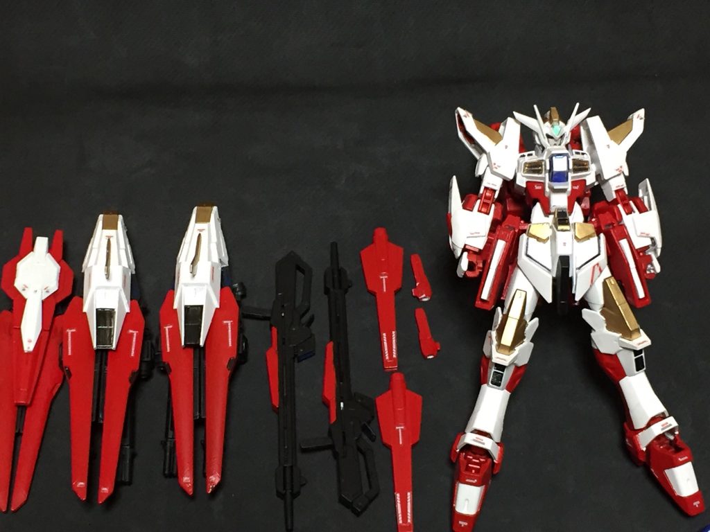 装備。
左からドラグーンとファング付きのシールド、ドラグーンとガトリング付きのバインダー、連結できるバスターライフル、フィンファング、ビームサーベルです。