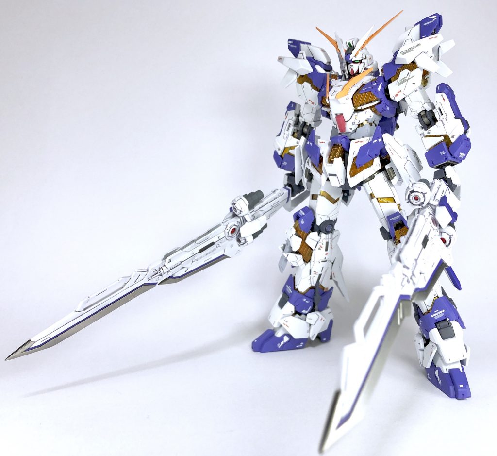 一応解説しておきますと、カレトヴルッフを持っていると模型誌の公式外伝に出てきた「ユニコーンガンダム極」、持っていないと「ユニコーンガンダム アルミラージュ」です。でも友人達は「ユニコーンガンダム ヴィクセリオス」と呼ぶんで(誰もアルミラージュとは呼んでくれない)、まぁ個人的なコダワリと思っていただければ。