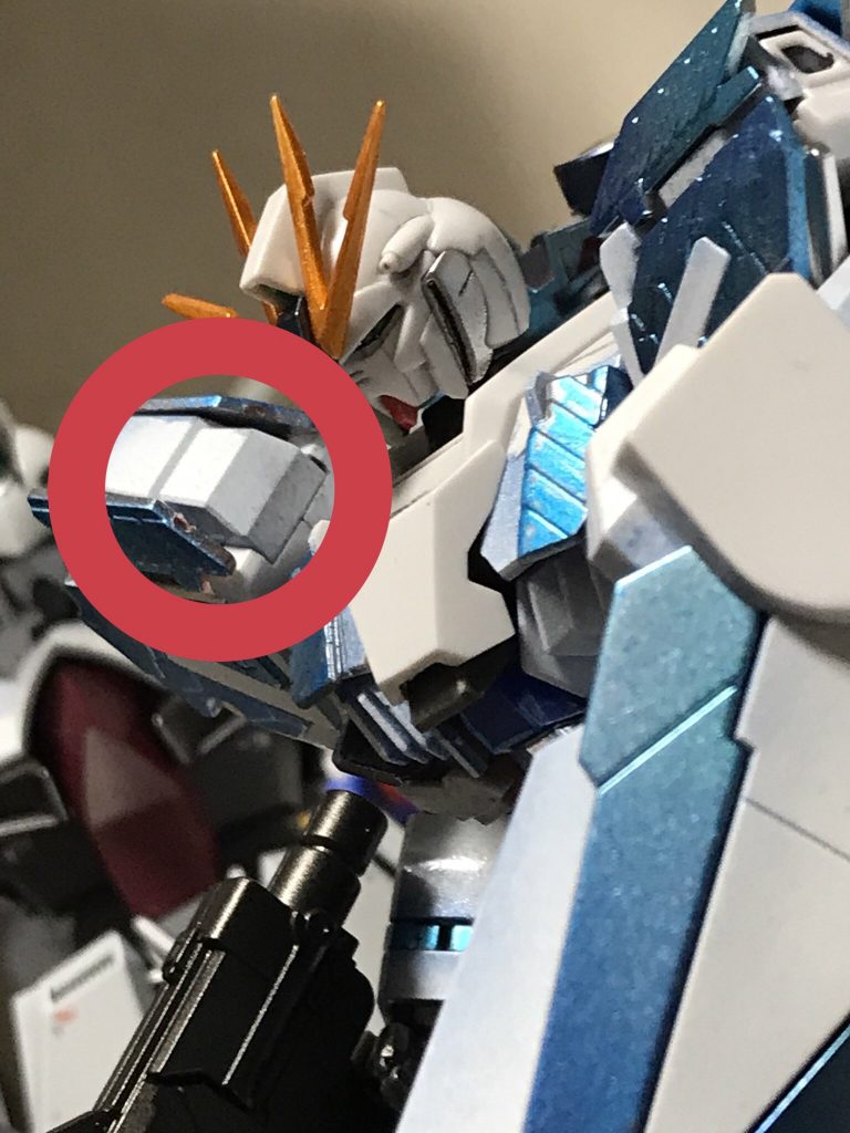 こういうゲート跡を次の写真のように
ガンダムマーカーで直塗りしてリタッチしてます(๑>◡<๑)