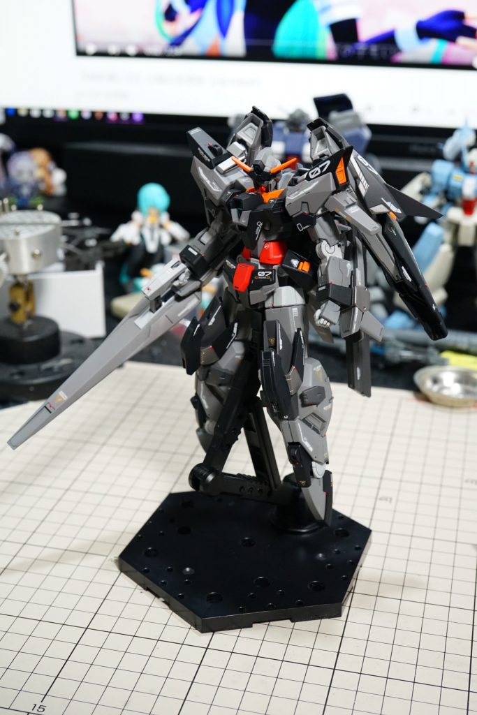 色塗った直後はこんな感じです
内部フレームは明るめのグレー、外フレームはグレーとブラック所々に差し色で赤とオレンジを入れています