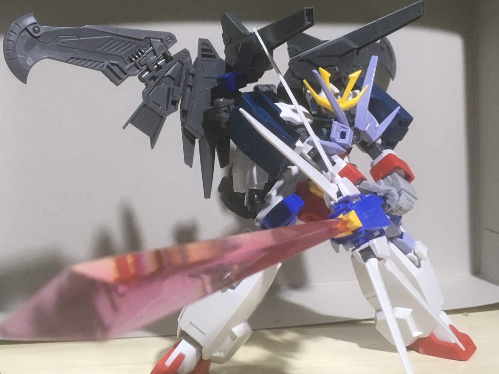 この機体が作られ始めた時は勇者ロボを目指していたので大きな剣を持ってました。