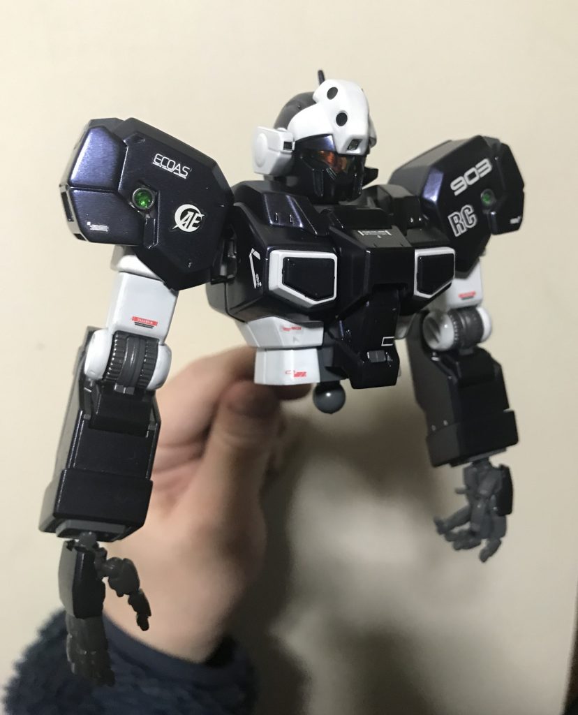 上半身まで作った段階です。頭部バイザーの丸にはつや消し黒のシール、センサーは偏光のミラージュレッドを貼っています。