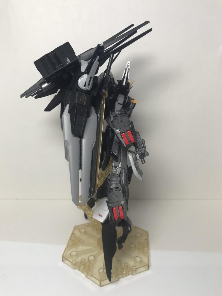 横はこんな感じになっています!赤の部分はミサイルです!あとGNドライブみたいなところからはディスティニーの光の翼が発生することができます!
腕はビームシールドも展開出来ます!