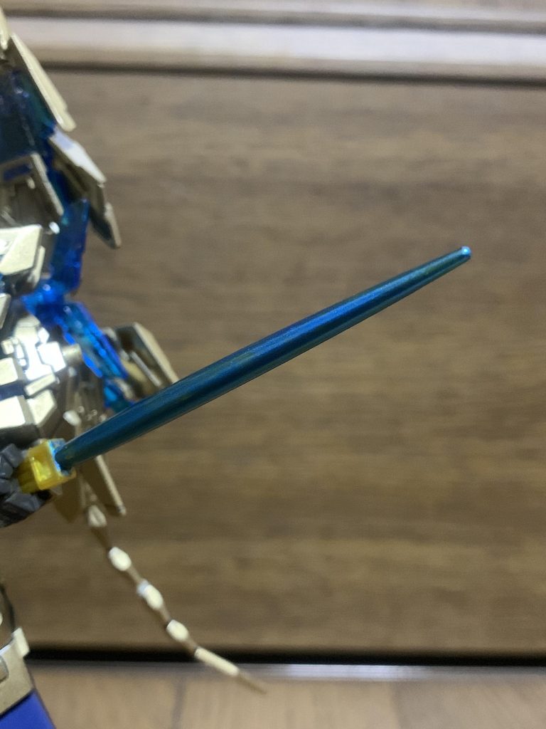 ガンダムマーカーのメタリックブルーで塗装!
本来はビームサーベルの色は違いますが、サイコフレームに合わせ、ブルーで仕上げました!