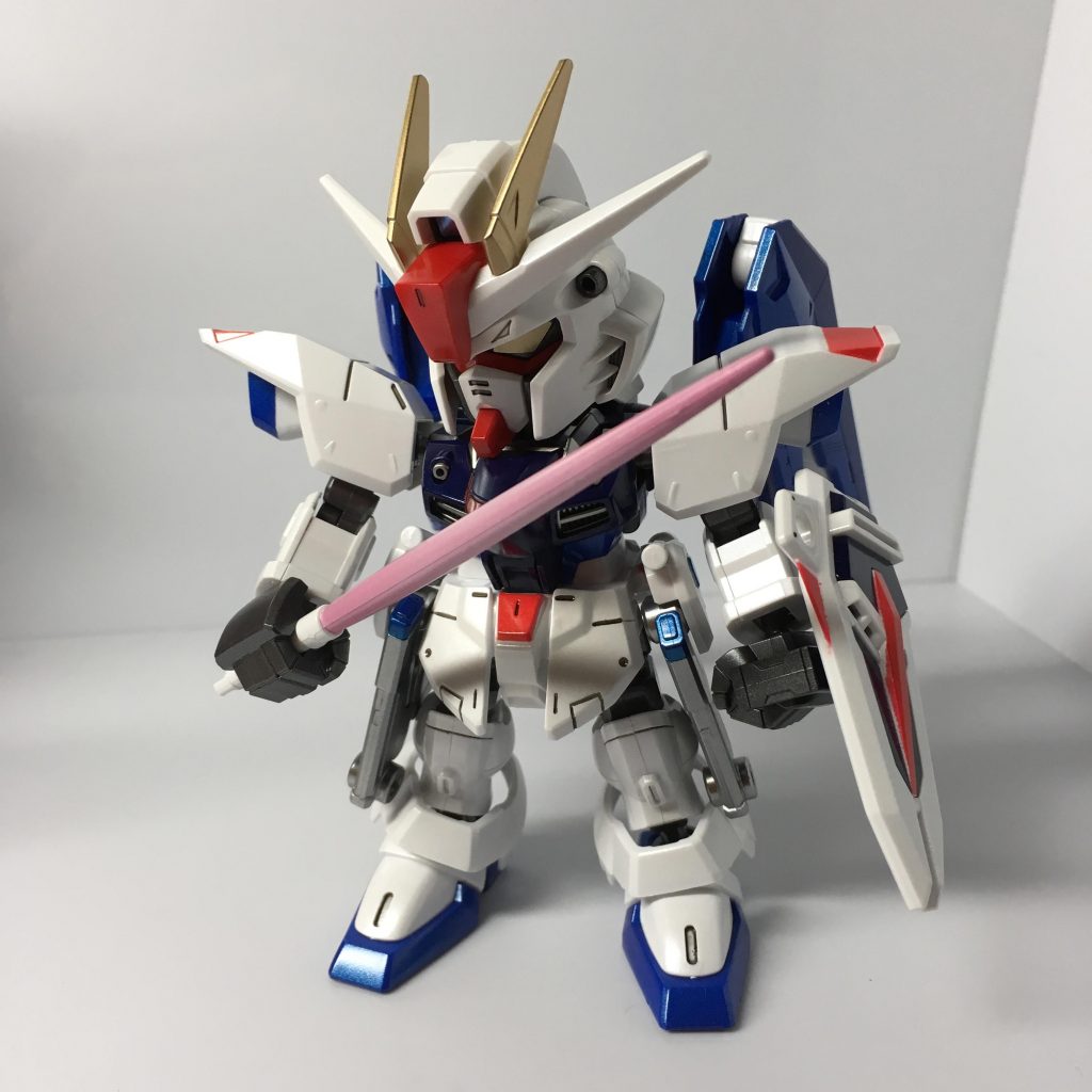 ビームサーベルはピンク調色して塗った上からちょこっとパールホワイトを吹いています。