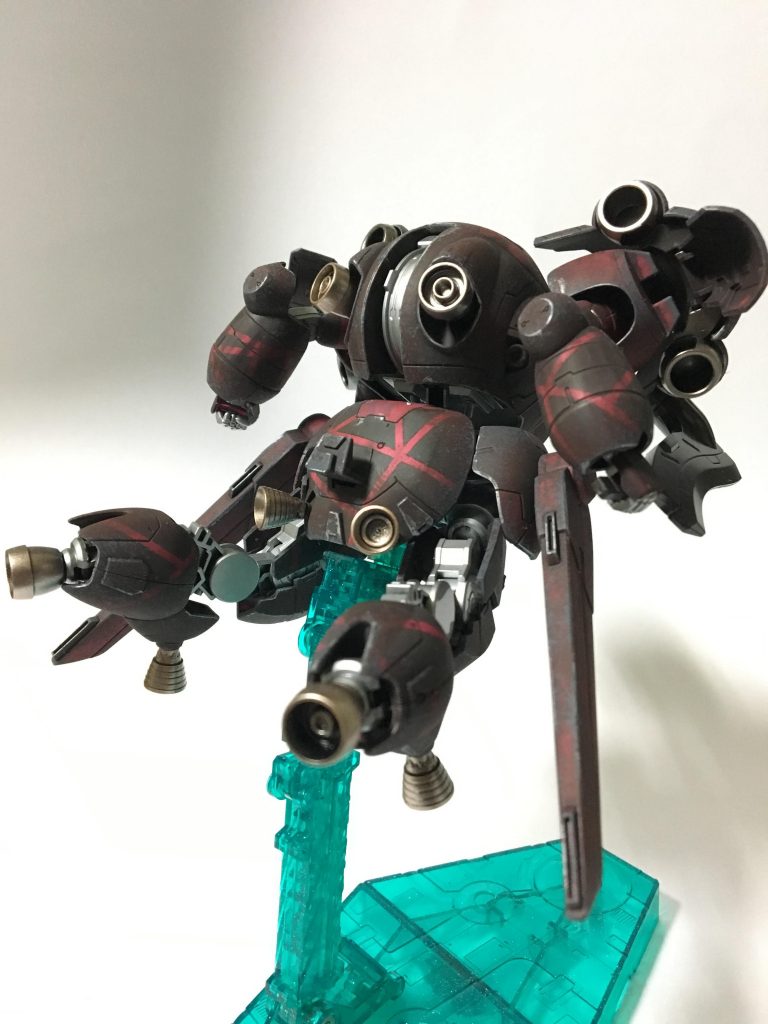 魔改造された速い機体をイメージしており、鉄血世界にいても違和感がないように意識して作りました(ヘルムヴィーゲの肩使ってるんですけどね)