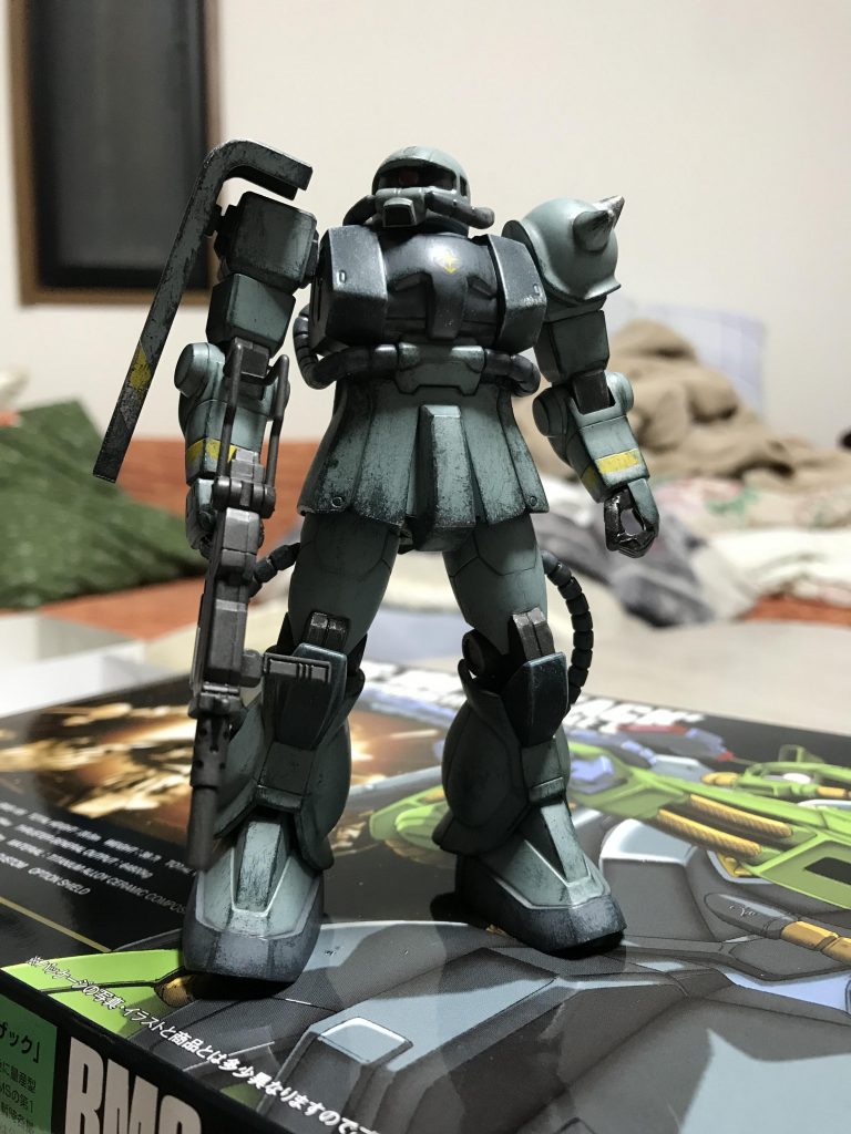◆かなり久々のガンプラです。これまでに戦闘機のプラモデルをいくつか筆塗りで仕上げたことがあったので、いつかガンプラも筆で全塗装してみたいと思っていました。
◆後ハメ加工の仕方がわからず、パーツは全てジョイントは切断して、あとから瞬間接着剤でとめているので可動するのは膝とつま先だけになりました。
◆カラーリング(塗料はすべてタミヤアクリルを筆塗り)
・薄いグレー: