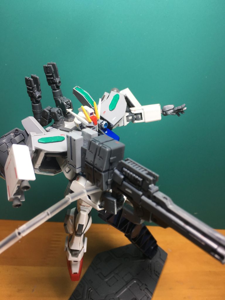 　プロジェクトの中で、さらにストライカーパックを追加生産する案が持ちあがった。新型パックの1号機はライトニングストライカーⅡである。エネルギー供給の役割を評価された一方で、大艦巨砲主義ならぬ大火力主義のスタッフからランチャーの上位互換機としての運用を期待された。

　大容量のエネルギータンクと有線接続されたビームマシンガンに、バレルを装着することでライフル、キャノンモードに変化する。