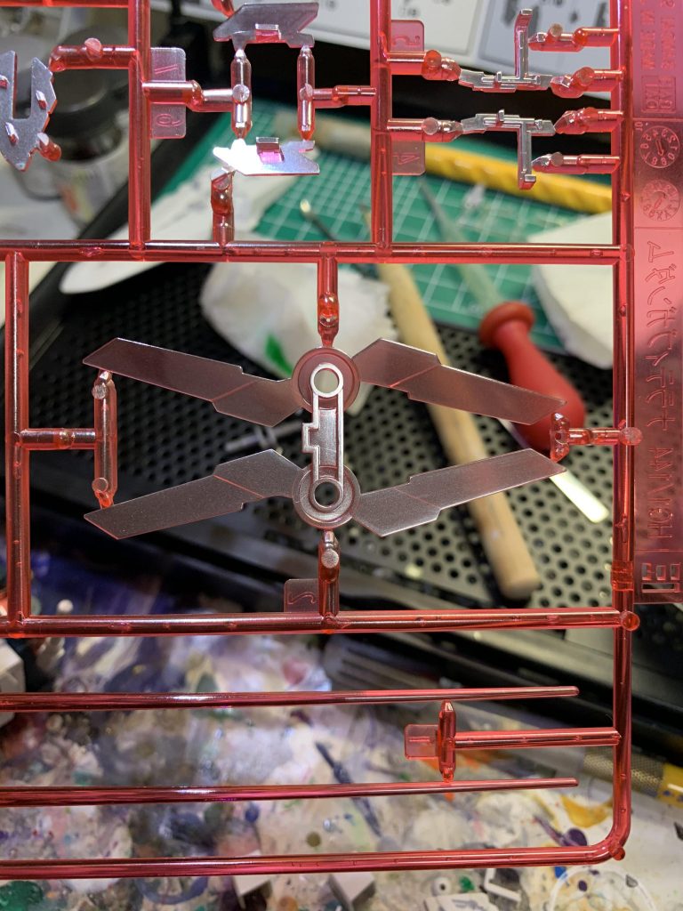 シールドはメタリック主張は配置上よろしくないのでちょっと加減
表側に回り込んだ塗料を薄め液などで拭き取るのを忘れずに