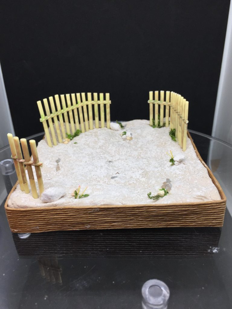 台座は、MDF10センチ角をベースに木粉粘土、上にスプレー糊をやり、○○発掘の残った砂、
柵をもり蕎麦のアレ、に少し藻をプラス。
締め帯は編みカゴに使うテープ使いました。
全てダイソーです