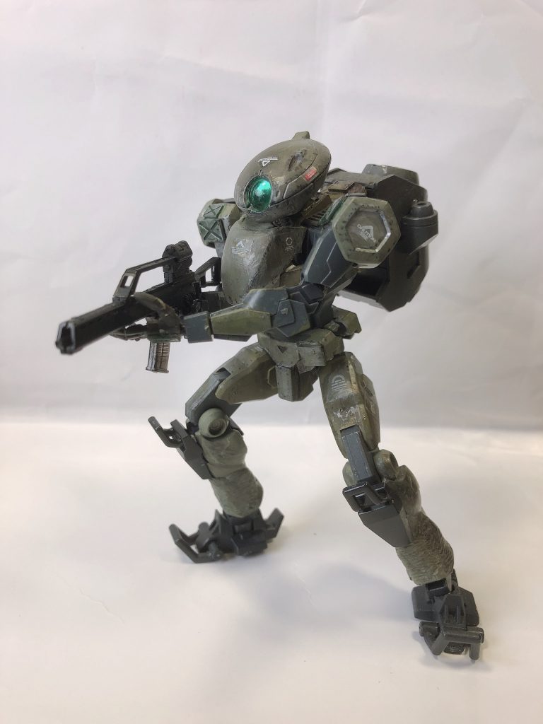 塗装はグレーとダークグリーン、ダークイエローを使いました。レンズにはGXクリアグリーン使ってます