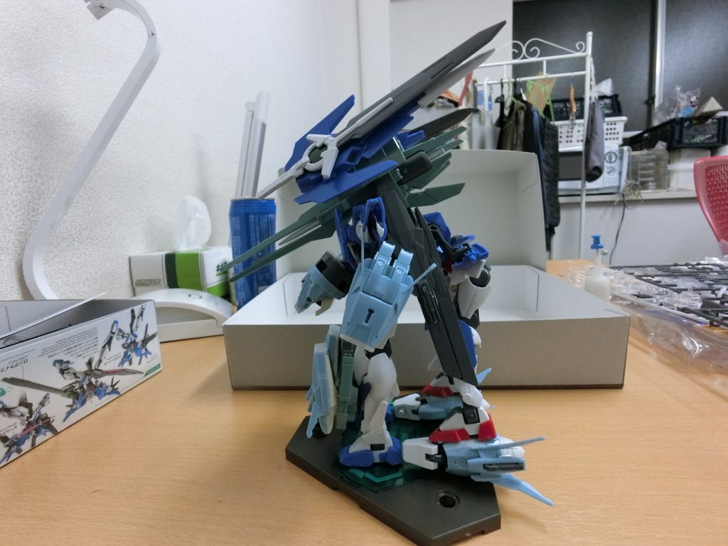 ココを見ればわかると思うが、あちこちに両面テープを張って取り付けたり。ダイバーギアからはみ出てるのは仕様。