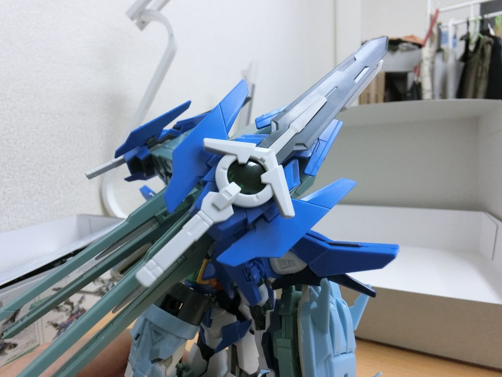 スーパーGNソードは当初腰につける予定だったが急きょ変更でここになった。
ミサイルを打ち出してから切り込むことができるが、間違って一緒に発射しちゃうことも。
あまり動きのあるポーズが撮影できてなくて申し訳ない(汗)