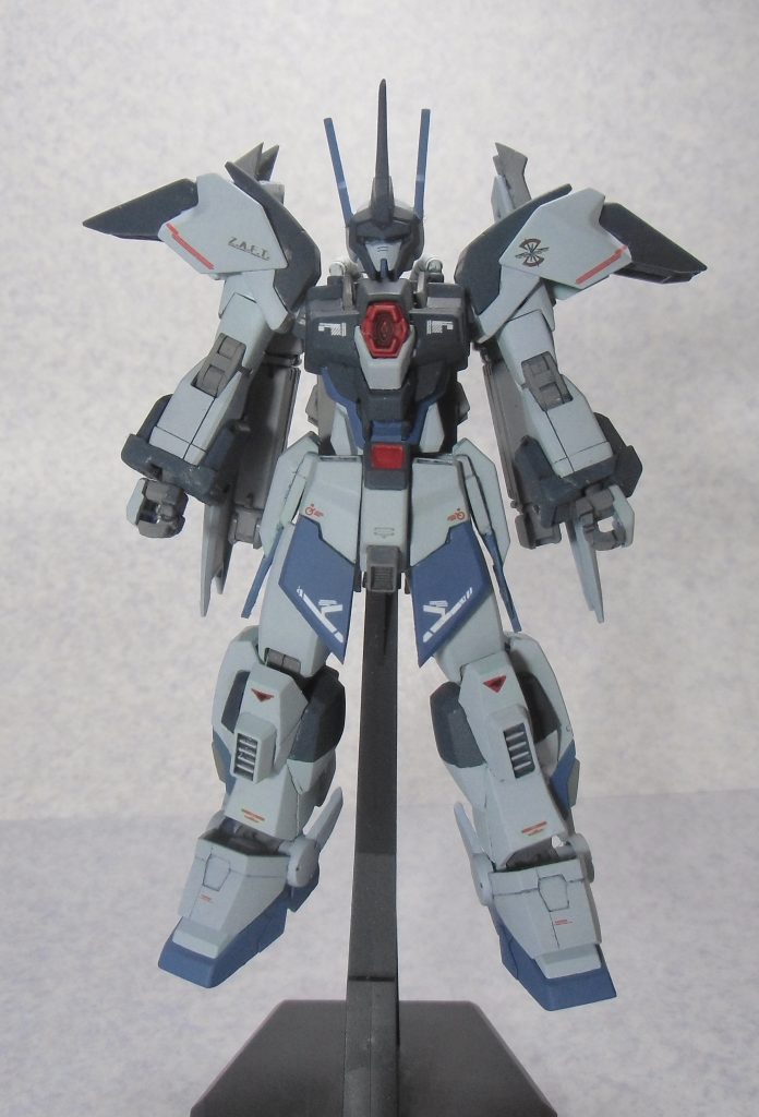 正面です。全体的に装甲が厚めイメージで作成しました。
ベースはインパルスガンダムアルク、下半身はブルーディスティニーのものを使用しました。