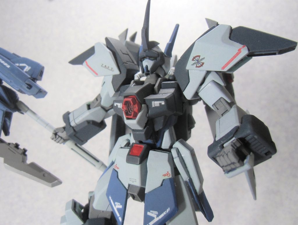 胸部にはアビスガンダムに搭載されていた『カリドゥス複相ビーム砲』を装備。
中・遠距離戦闘に対応しています。